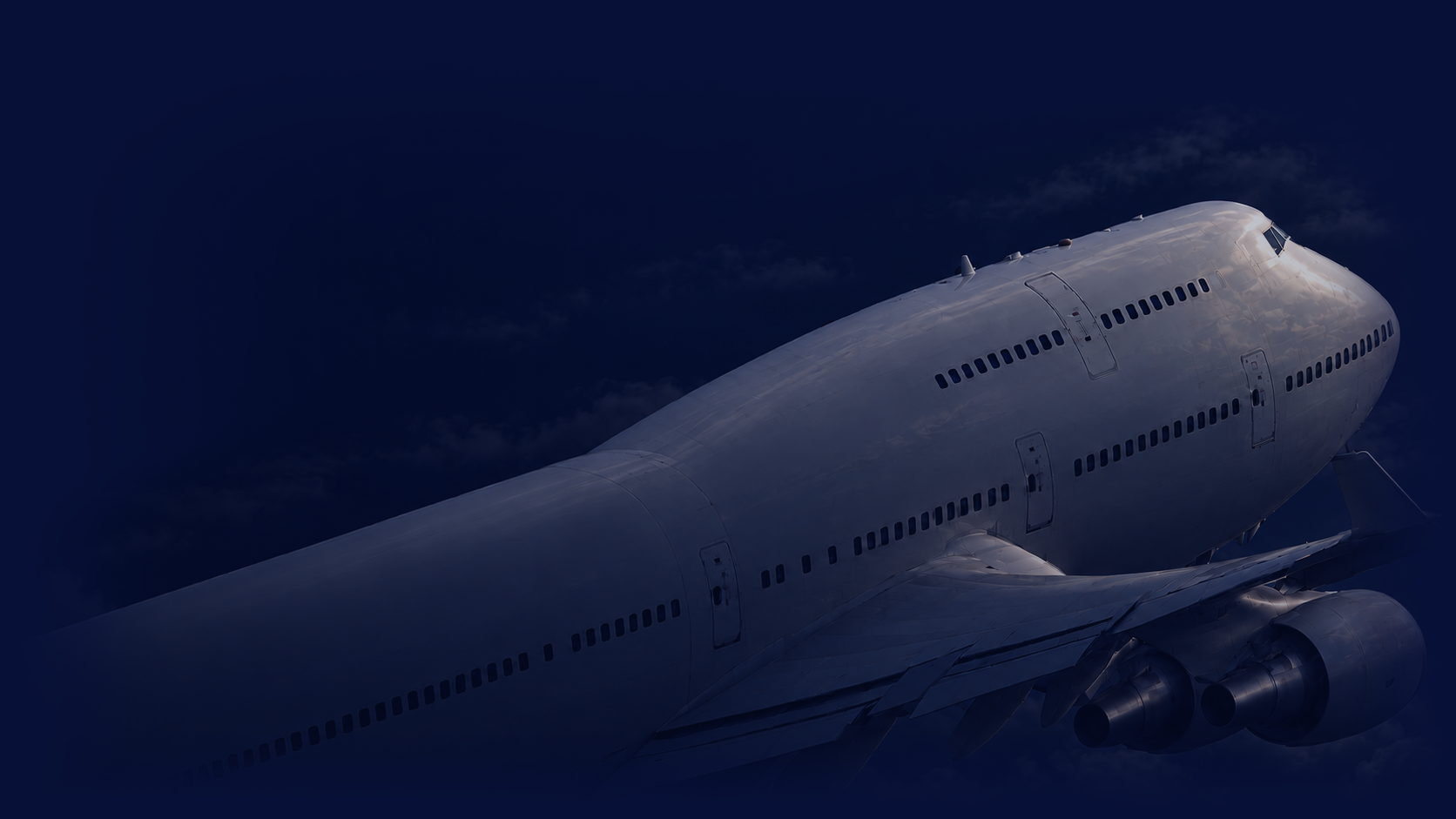 Detalhe lateral de um Boeing 747 em subida, com luz discreta sobre a fuselagem e céu azul profundo